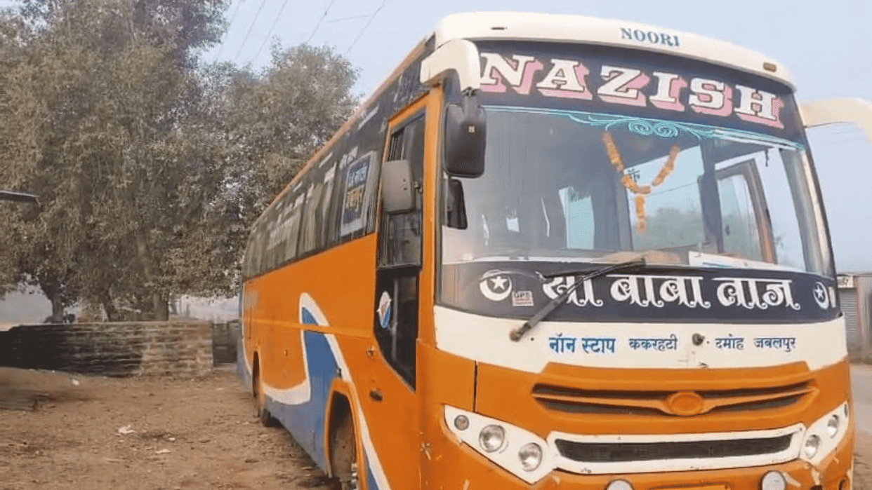 The conductor and cleaner who were repairing the bus were crushed by a truck