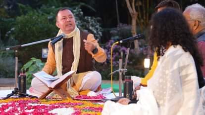 गीता जयंती के मौके पर भगवद्गगीता पर चर्चा करते प्रोफेसर हिमांशु राय।