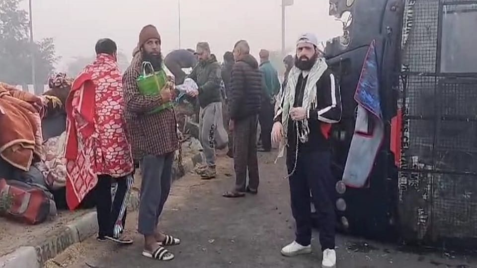 van of prisoners going from Prayagraj Naini Jail to Haryana overturned on the highway