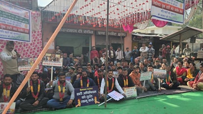 Hatti community youth sits on strike for schedule tribe certificate