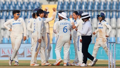 IND W vs AUS W Live Score : भारत को मिला 75 रन का लक्ष्य, शेफाली वर्मा चार रन बनाकर पवेलियन लौटीं IND W vs AUS W Test Live Score: India Women vs Australia Women 1st Test Day 4 Match Scorecard Updates