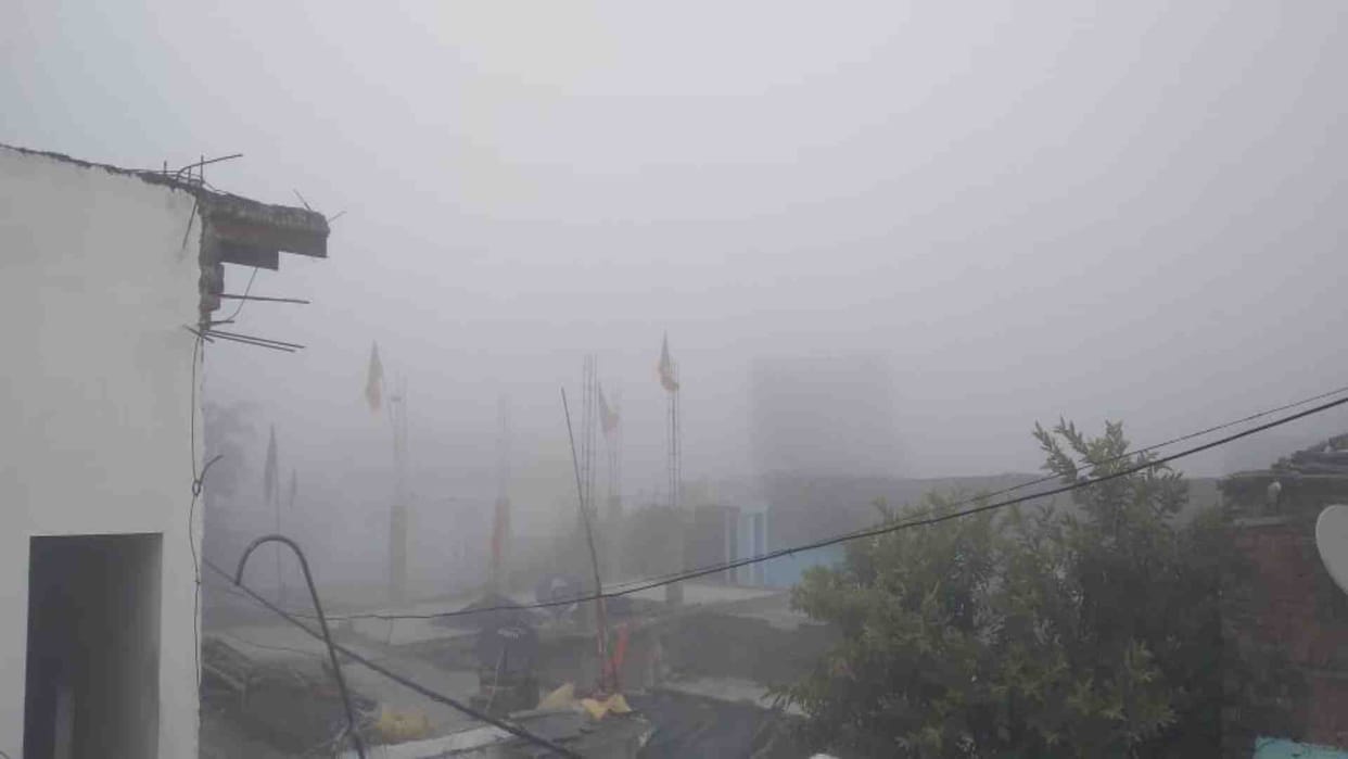 Weather News: Fog covered Damoh with white blanket