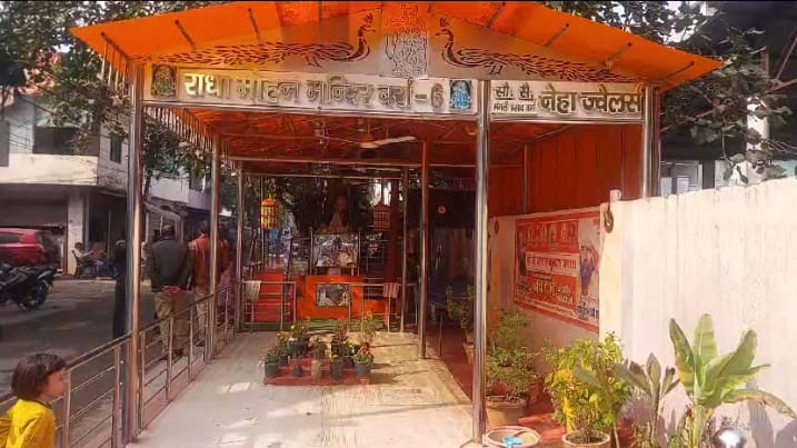 Thieves arrived in the temple on horse to commit the crime, when youths chased them they ran away viciously