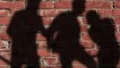 Kannauj: प्रेम-प्रसंग में युवक की पिटाई, खेत में फेंका...सिर के बाल भी काटे, गंभीर हालत में अस्पताल में भर्ती Young man beaten during love affair in Kannauj, thrown in field and head hair also cut, admitted to hospital