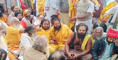 Prayagraj : माघ मेले में भूमि को लेकर रोए सतुआ बाबा, साधु संतों के मेले में बसने से किया इनकार Satua Baba upset over land in Magh Mela, sat on dharna with sages and saints, cried bitterly