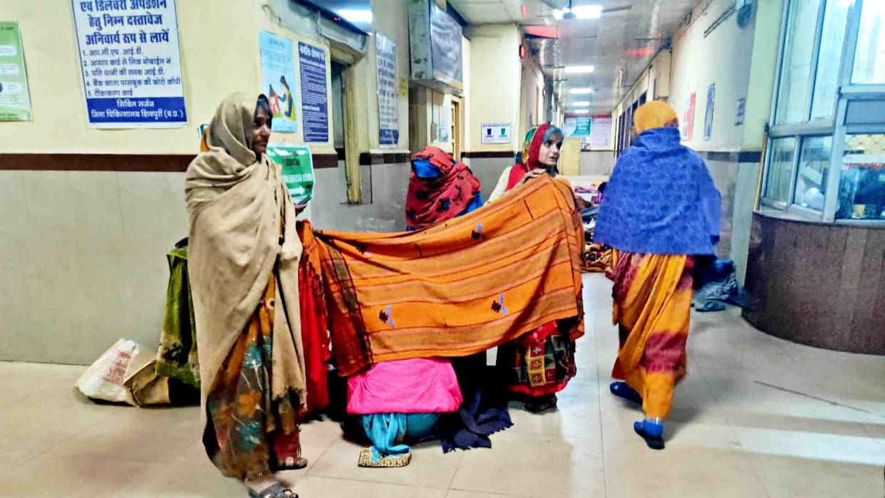 Mother gives birth to a child in the gallery of Shivpuri District Hospital