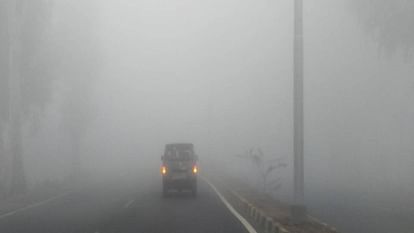 Vehicles kept crawling on roads due to dense fog in Agra and Mathura