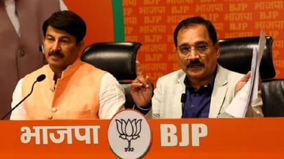 प्रेसवार्ता करते भाजपा सांसद मनोज तिवारी और दिल्ली भाजपा अध्यक्ष वीरेंद्र सचदेवा