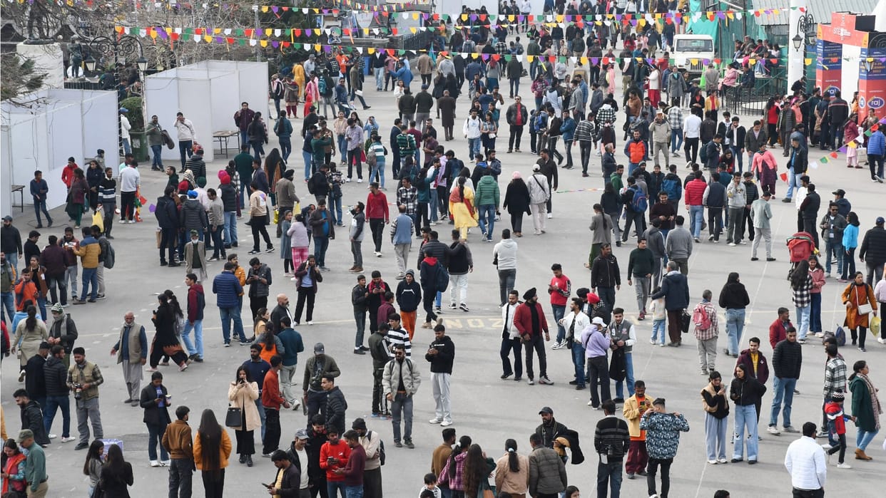 Tourists Flocking to shimla dharamshala manali dalhousie for Christmas and new year celebration