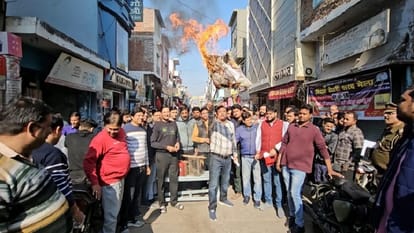 Traders protest against administration in Pilibhit