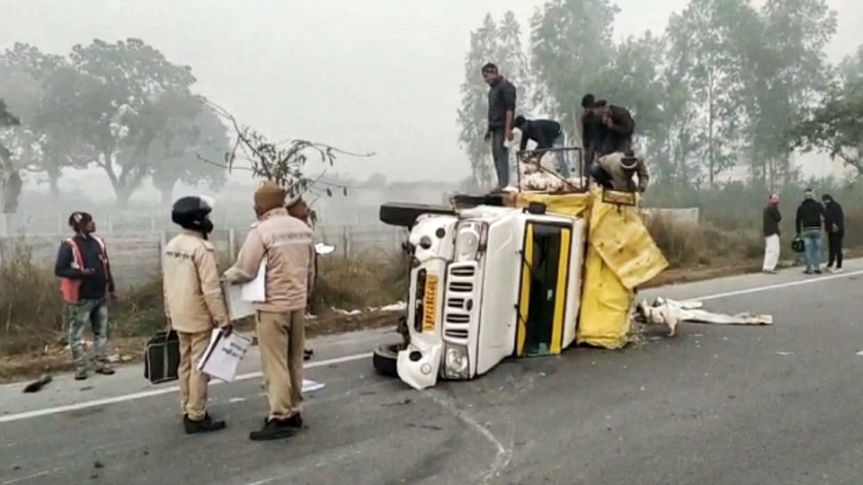A labourer died when the tyre of pickup got bursted in Harchandpur thana in Raebareli.