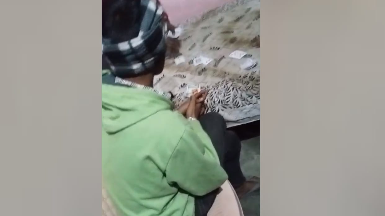 Gambling in houses in Raebareli.