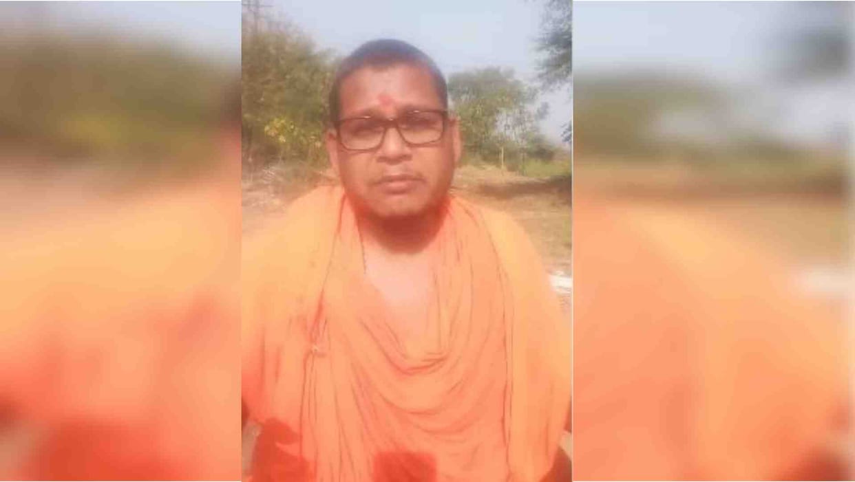 Saint Dev Swaroopanand beats up doctor over death of calf in Tikamgarh