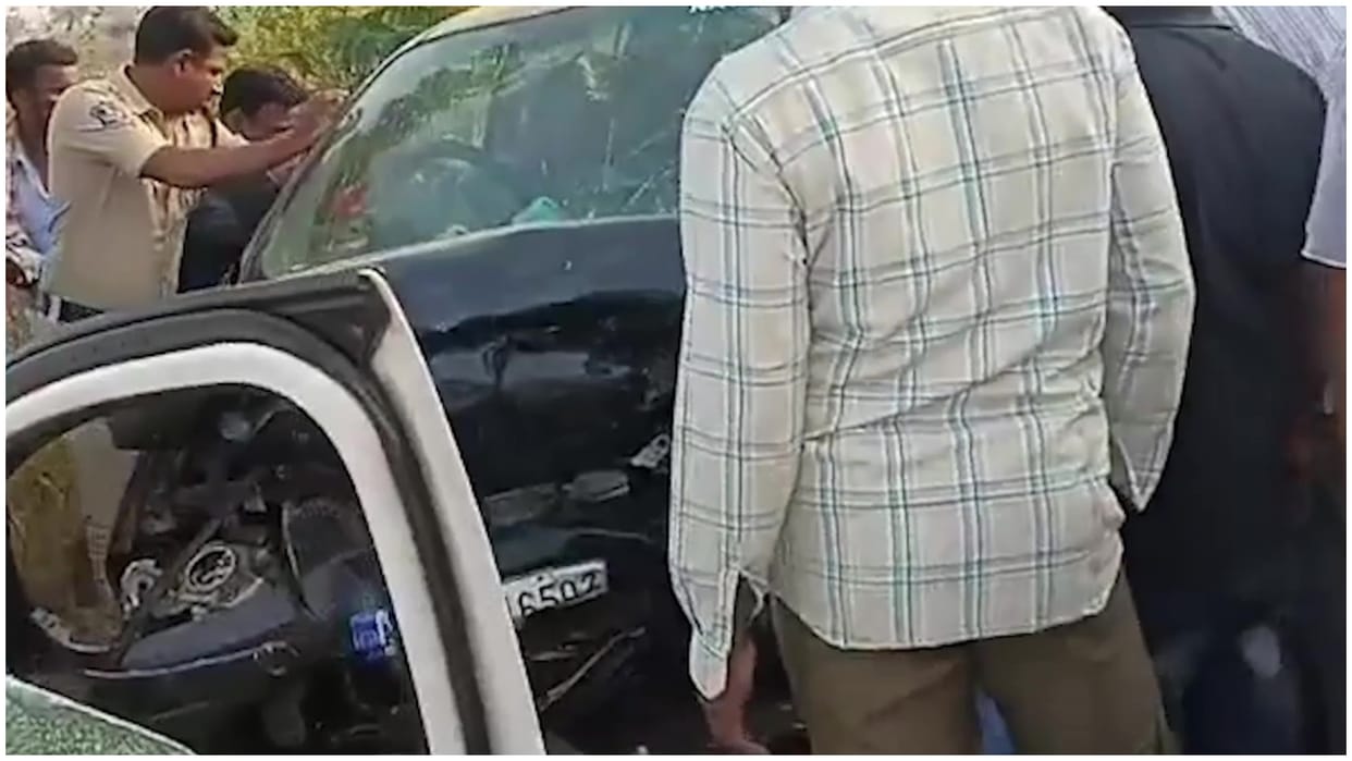 Telangana Five people were killed after two vehicles collided with each other at Jaklere in Maktal mandal