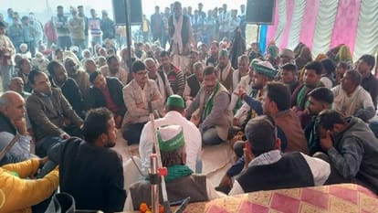 धरने पर बैठे किसान और भाकियू भानू पदाधिकारियों से बातचीत करते अधिकारी