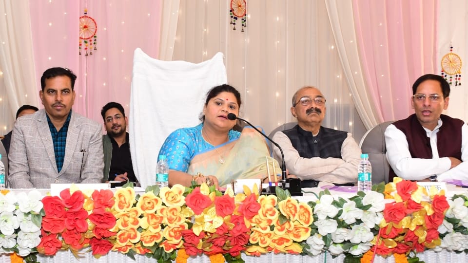 uproar over corruption in the budget meeting of District Panchayat in Bareilly