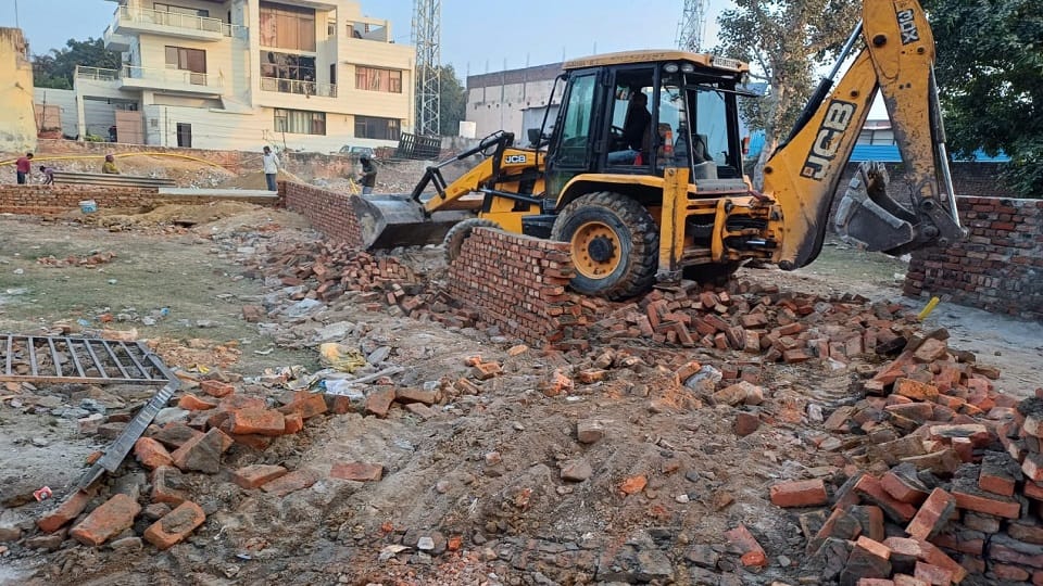 Illegal construction on agricultural land, Municipal Corporation started bulldozer