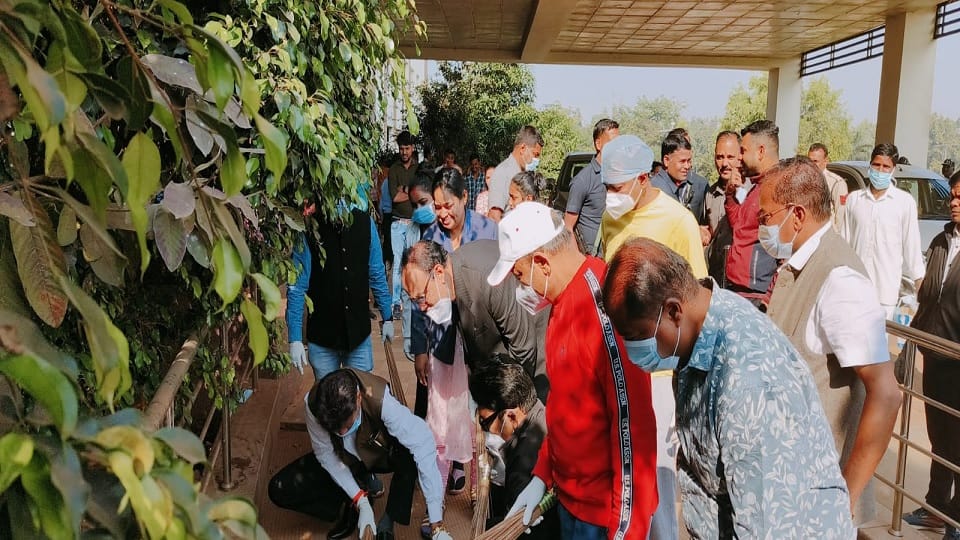 On birth anniversary of Atal ji BJP state president cleaned Mekaj in Jagdalpur
