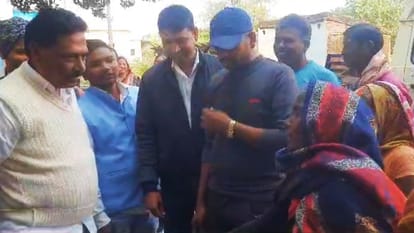Bihar: बुजुर्ग महिला ने भाजपा MLC को जमकर सुनाई खरी खोटी, फिर साग-भात खाने घर आने का दिया न्यौता; जानें क्यों Bihar: An elderly woman scolded BJP MLC, then invited him to come home to eat vegetables