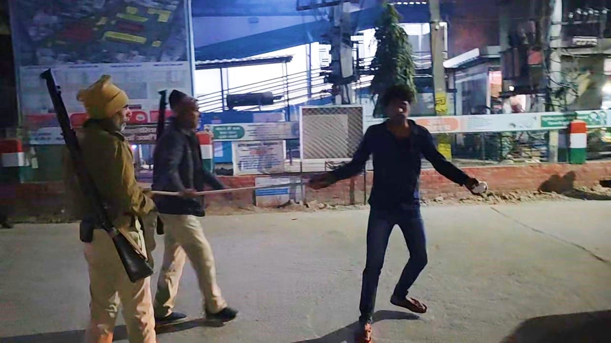 Bihar: drunken youth created ruckus in Begusarai; Says Liquor is available everywhere, clashed with police