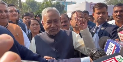 Bihar: अटल जी को नमन करने पहुंचे सीएम नीतीश कुमार, गठबंधन से नाराजगी और जदयू में टूट की अटकलों पर तोड़ी चुप्पी Bihar: Nitish Kumar gave statement on Indi Alliance and disintegration of JDU; Atal Bihari Vajpayee Jayanti