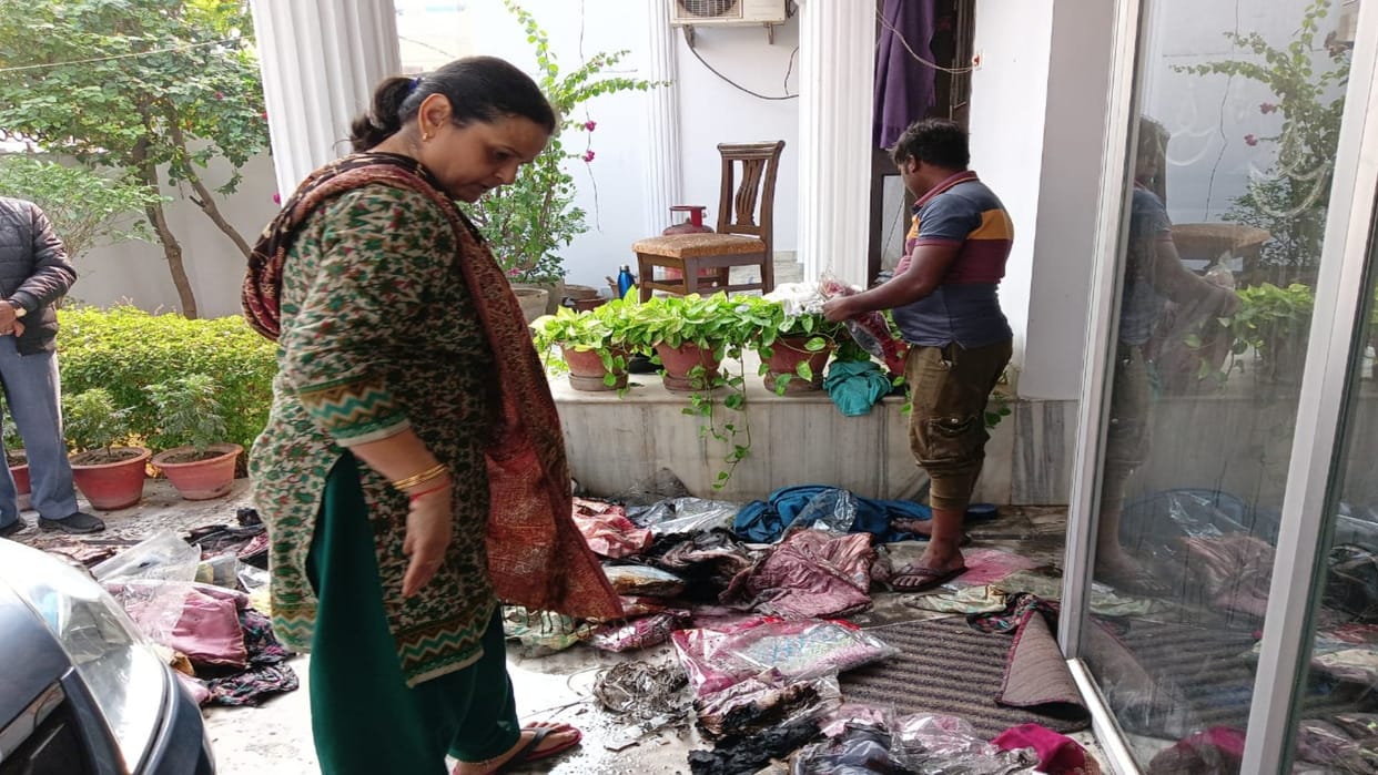 Beauty parlor and clothes shop burnt to ashes in fire, people had gone out after locking it.