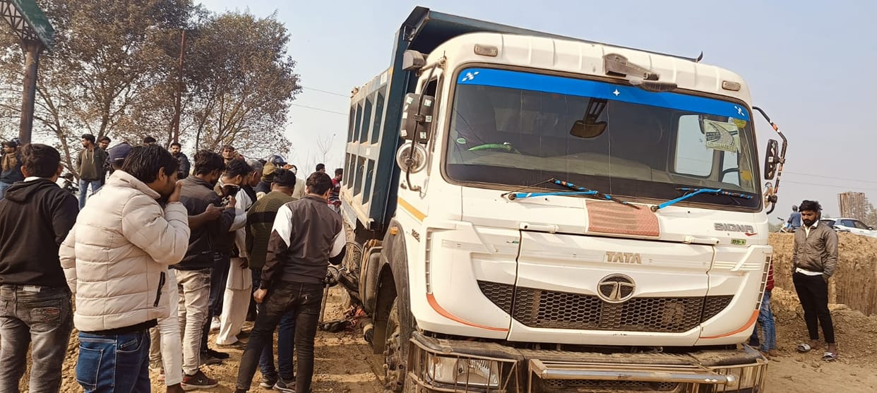 Roorkee Road Accident News Dumper crushed cyclist and he died village created ruckus