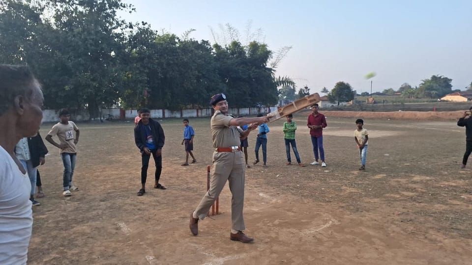 Cricket competition organized in Naxal affected village in Kabirdham