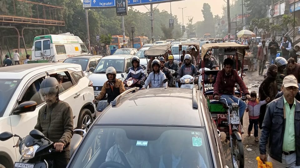 Agra jam on Christmas tourists troubled crawling vehicle