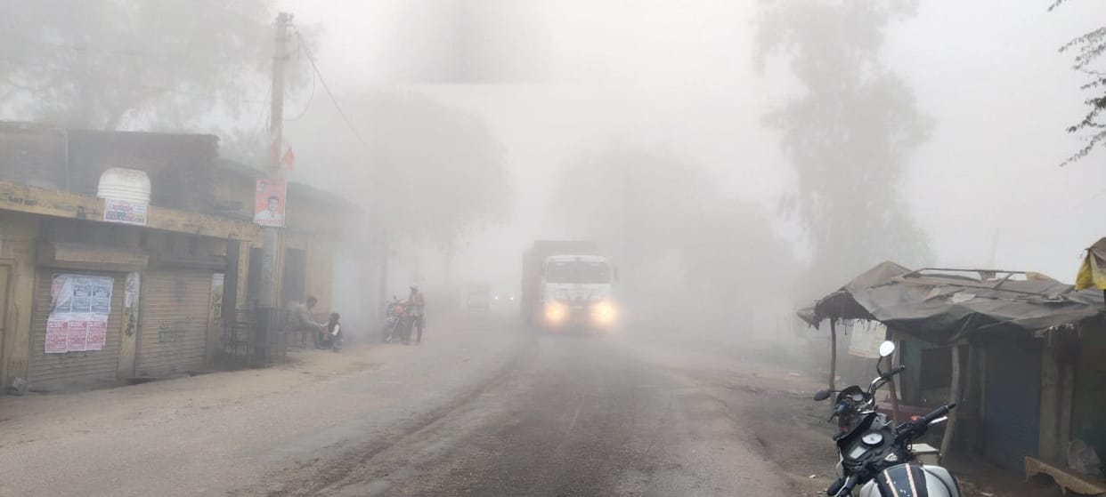 The densest fog of the season in the Orai, many trains arrived late, vehicles were seen moving slowly