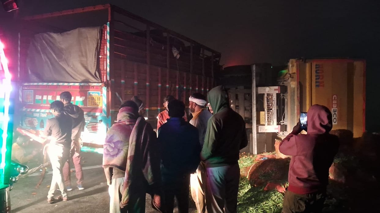 Jalaun Accident, Several vehicles collided on the expressway in fog, one dead and three injured, hospitalized
