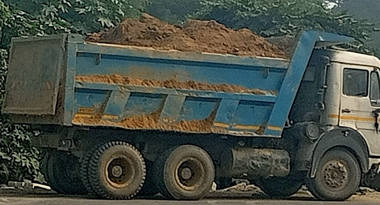 Abhaypur and Bikampur became the center of mining in Fatehpur, police seized two dumpers and a JCB