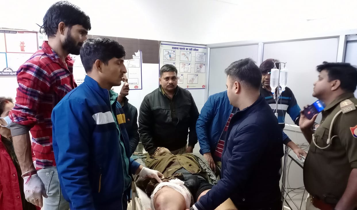 Historysheeter opened fire on police, constable injured and referred to Kanpur, father-son injured in encounte