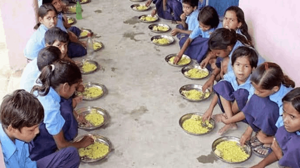 Balrampur-Ramanujganj government not released funds for mid-day meal to schools for 4 months