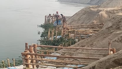 Cutting on the concrete ghat in Naini-Arail became a hindrance, Irrigation Department installed mud pump.