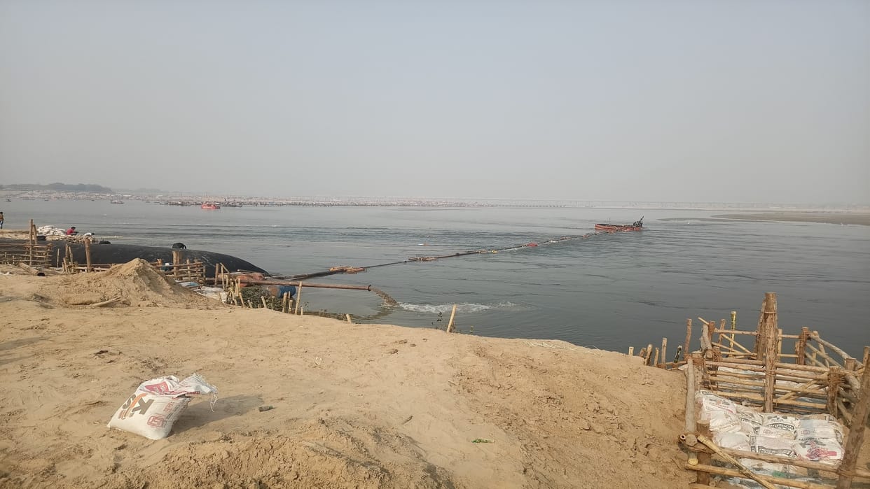 Cutting on the concrete ghat in Naini-Arail became a hindrance, Irrigation Department installed mud pump.