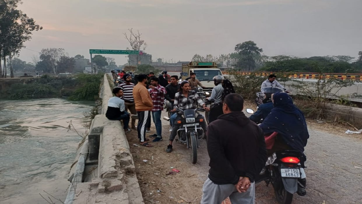 Meerut News: Students jumped into Ganganahar and girlfriend life saved