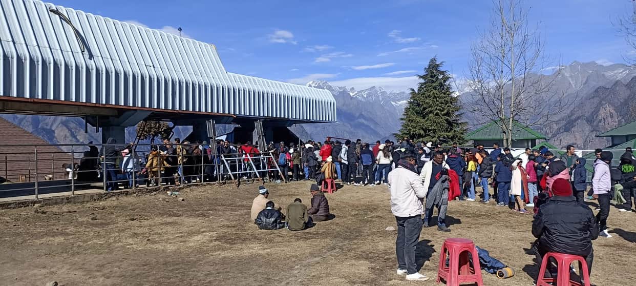 New Year 2024 Tourists Crowd in Auli Liked Pahadi Food hotels and lodges up to 80 percent full