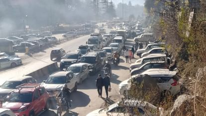 Tourists flocking to celebrate christmas Traffic jam from manali to atal tunnel rohtang