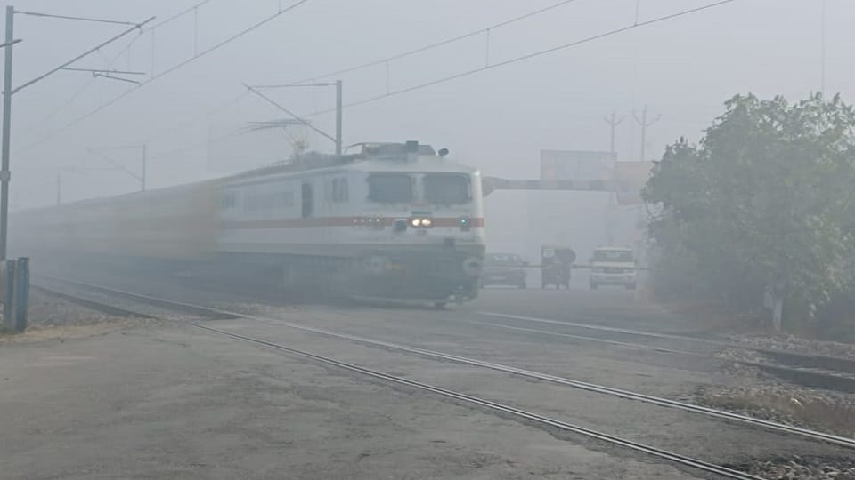 Lucknow News: Fog disrupted operations of trains and planes, Gorakhdham Express reached 16 hours late