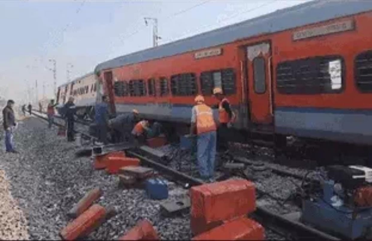 Rajasthan News: 4 coaches of Ajmer-Sealdah Exp. derailed, no major accident occurred due to train being empty