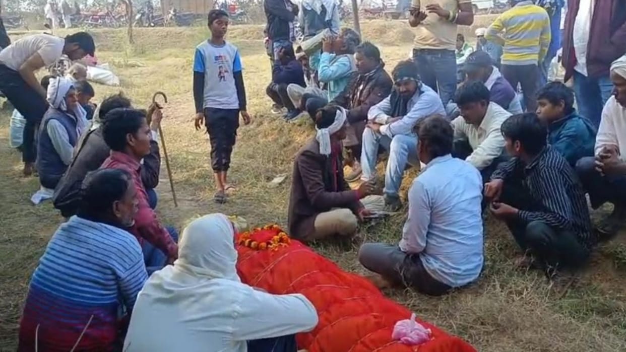Dausa News Bullies occupy the road leading to the crematorium villagers protest
