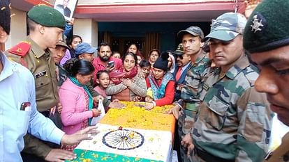 Poonch Attack: सेहरा सजने से पहले ही बेटे ने दिया देश के लिए बलिदान, पार्थिव शरीर देख बिलख पड़ी मां, तस्वीरें Poonch Attack Uttarakhand Martyr Gautam dead body reached Kotdwar family crying photo