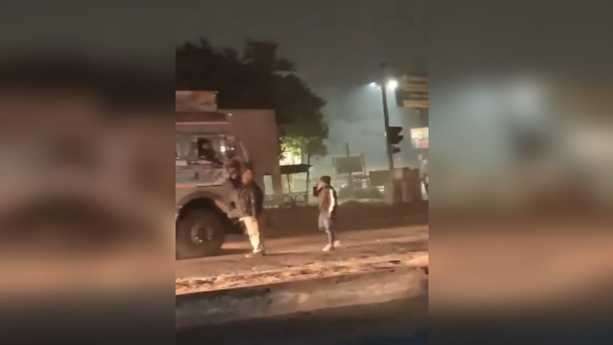 Prayagraj Police: Video of illegal recovery from truck drivers at night goes viral, video is said to be from B