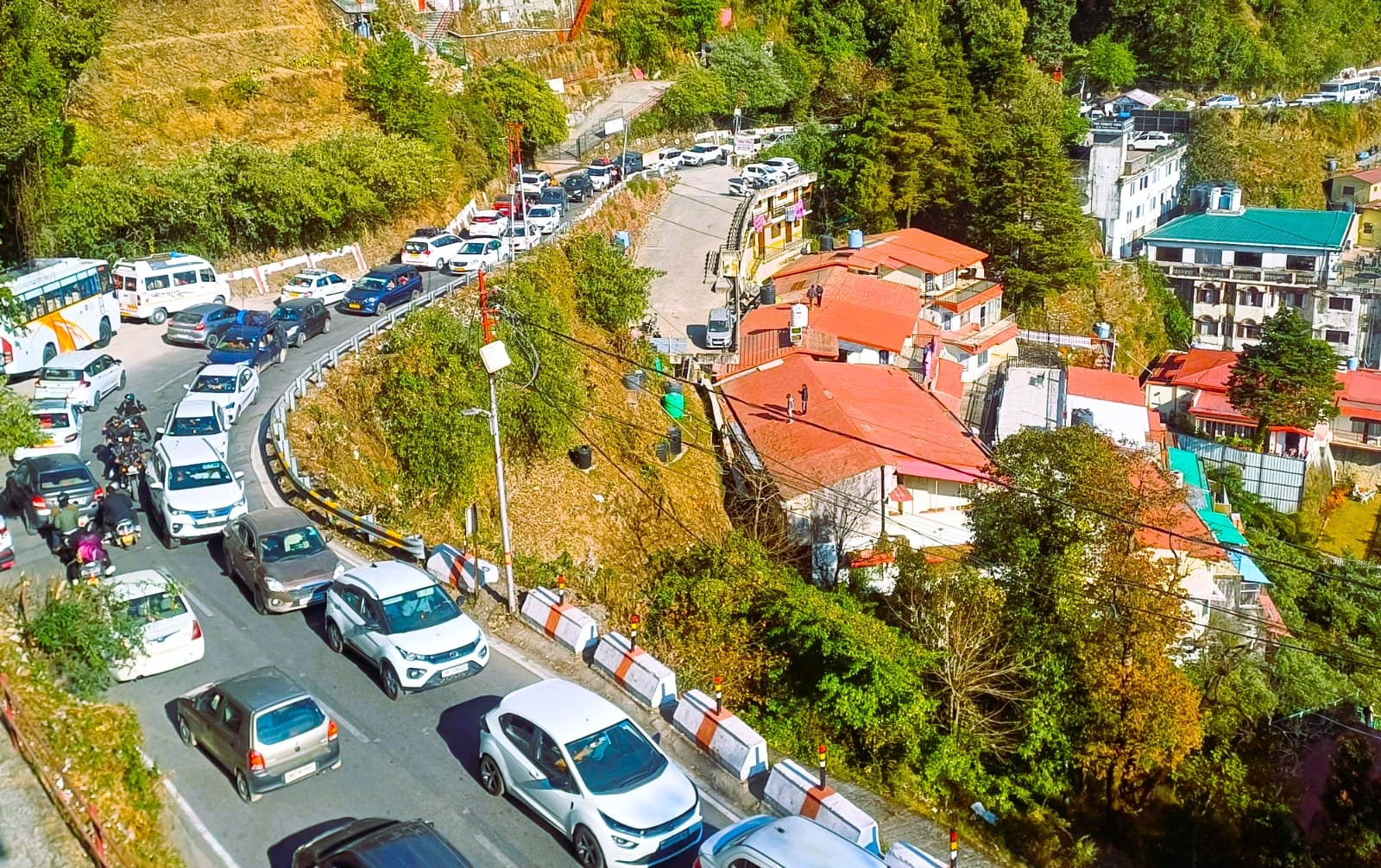 Christmas 2023 Mussoorie Auli and Lansdowne Packed With Tourists Before New Year Traffic jam  photos