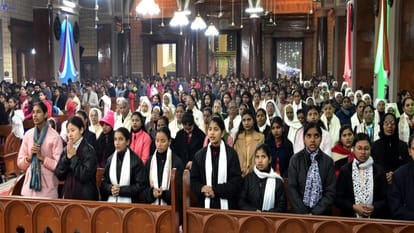 Merry Christmas: Jesus born as the light of the world, churches bathed in light, competition to light candles