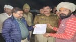 एसडीएम गभाना हीरालाल सैनी व चंडौस कोतवाल को शिकायत देते गो सेवक