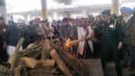 पिता लेफ्टिनेंट कर्नल करणबीर सिंह को मुखाग्नि देती बेटी गुरनीत कौर।