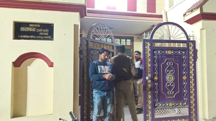 Bareilly News: घर से फरार हुए फरीदपुर चेयरमैन शराफत, मजदूर की हत्या के मामले में पुलिस कर रही तलाश