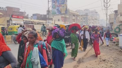 Varanasi: A flood of faith gathered in the Antargrih Parikrama Yatra, women walked barefoot and with bundles o